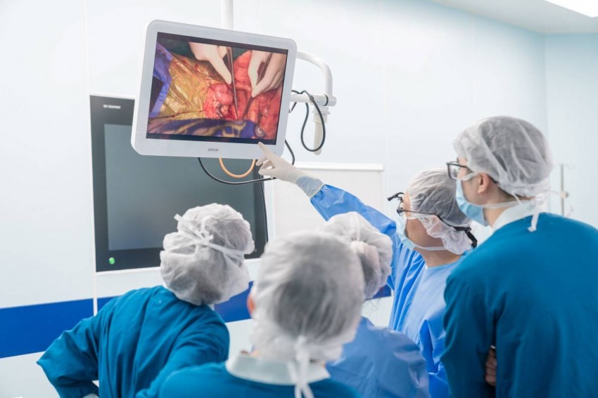  Ekip chuyên gia, bác sĩ trong ca phẫu thuật