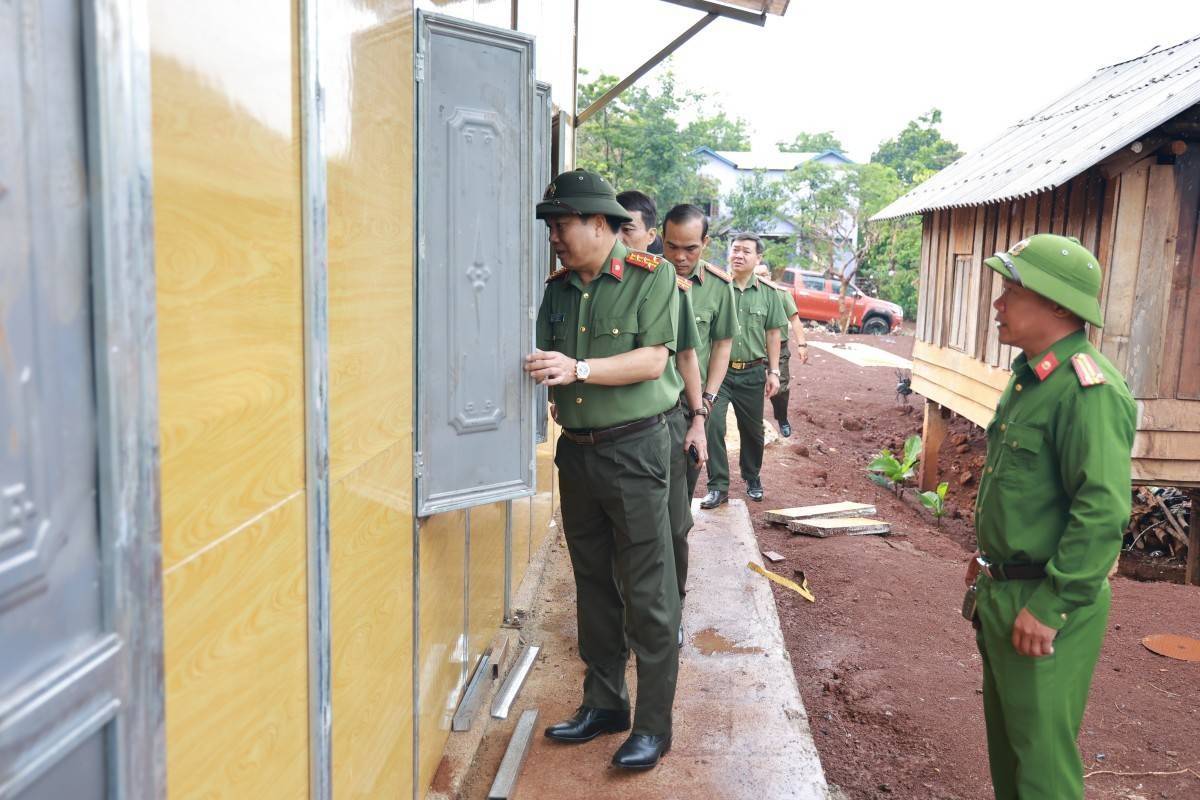 Lãnh đạo Công an tỉnh Quảng Trị kiểm tra tiến độ xoá nhà tạm, nhà dột nát