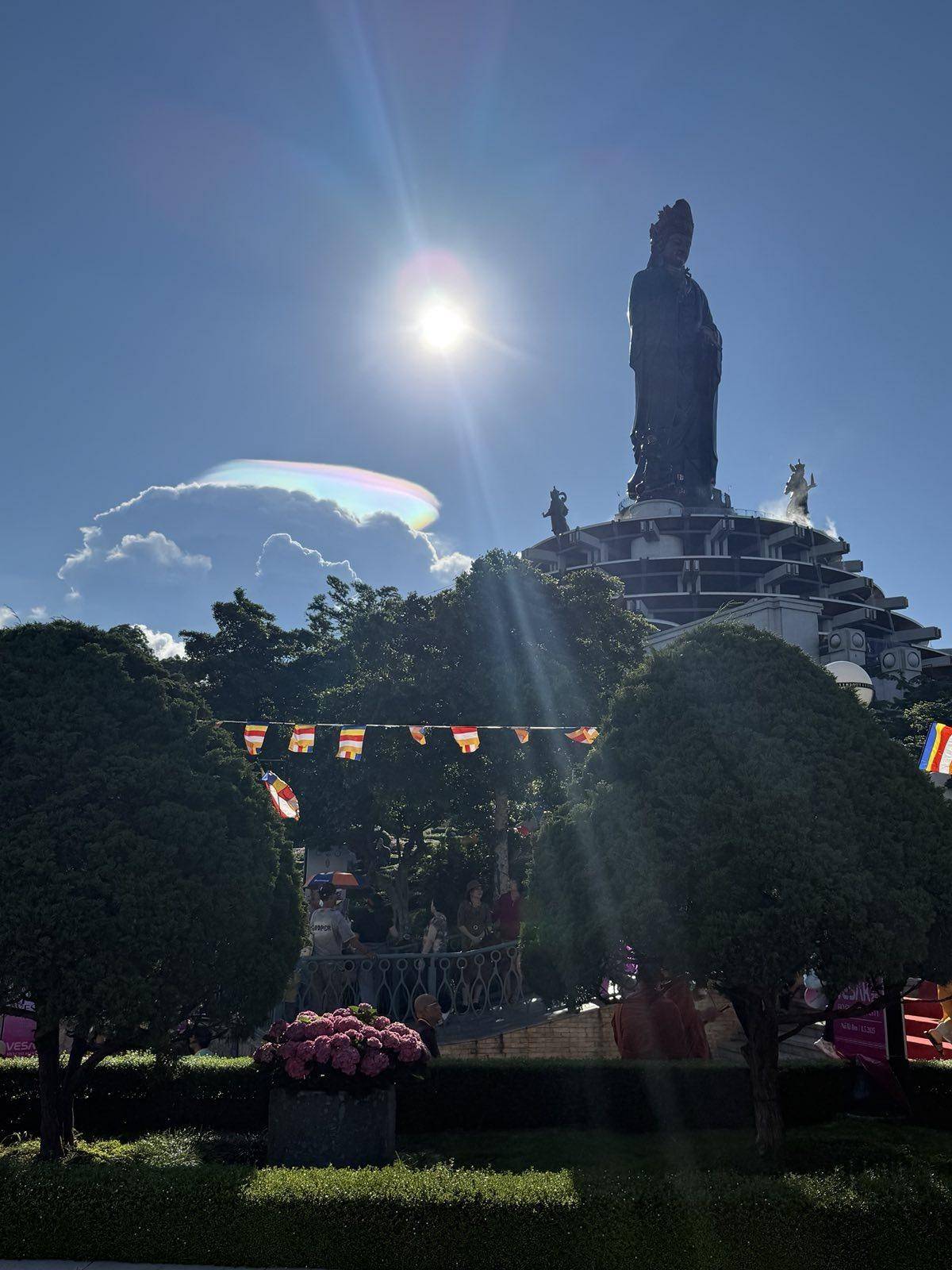 “Mây ngũ sắc đôi” xuất hiện tại núi Bà Đen ngay sau nghi lễ tôn trí xá lợi Đức Phật tại núi Bà Đen, Tây Ninh