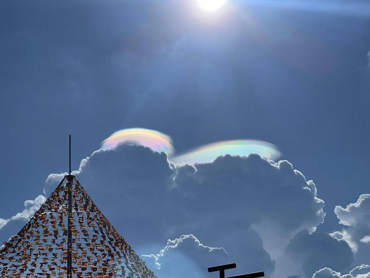 “Mây ngũ sắc đôi” xuất hiện tại núi Bà Đen ngay sau nghi lễ tôn trí xá lợi Đức Phật tại núi Bà Đen, Tây Ninh