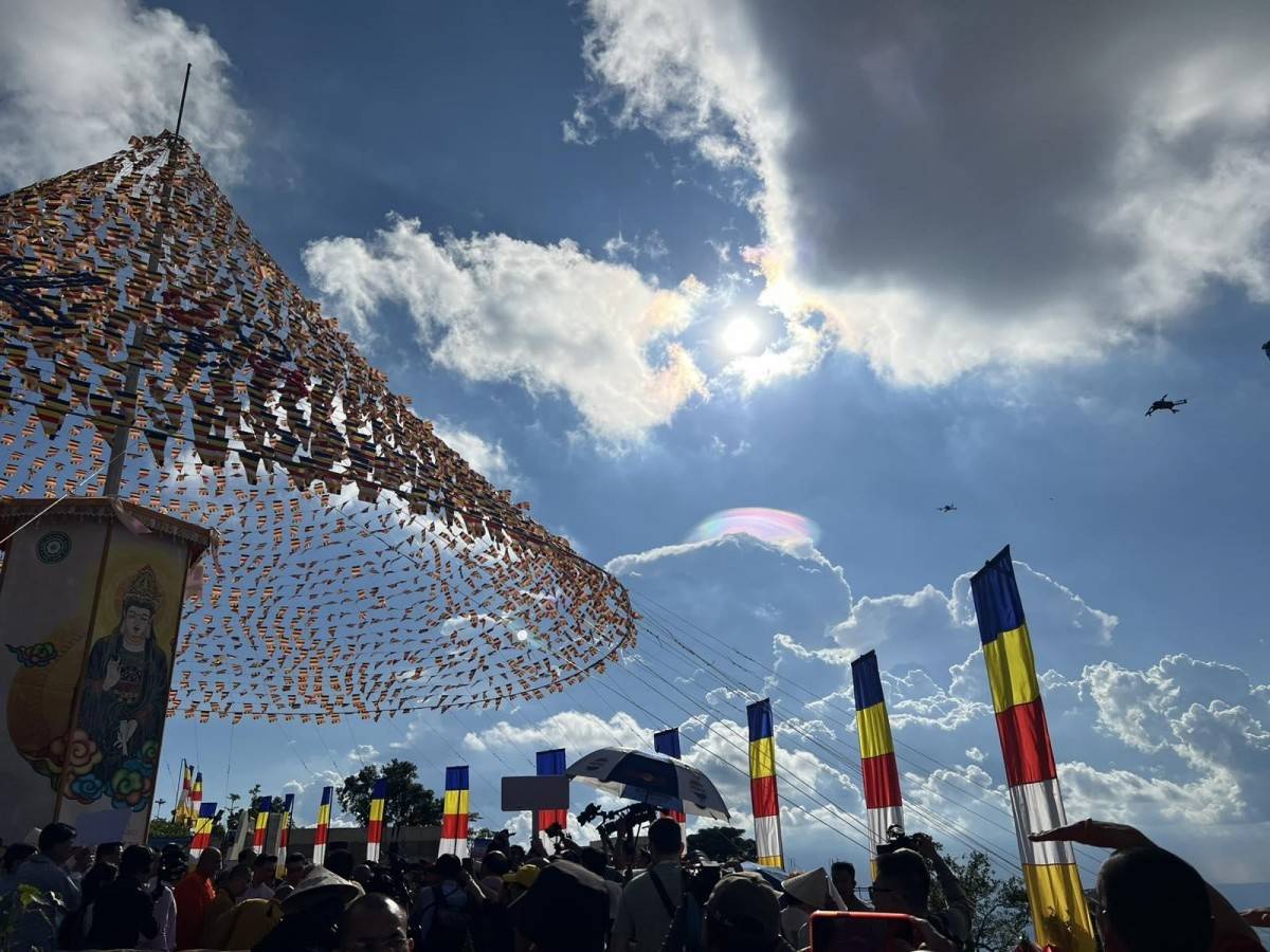 “Mây ngũ sắc đôi” xuất hiện tại núi Bà Đen ngay sau nghi lễ tôn trí xá lợi Đức Phật tại núi Bà Đen, Tây Ninh