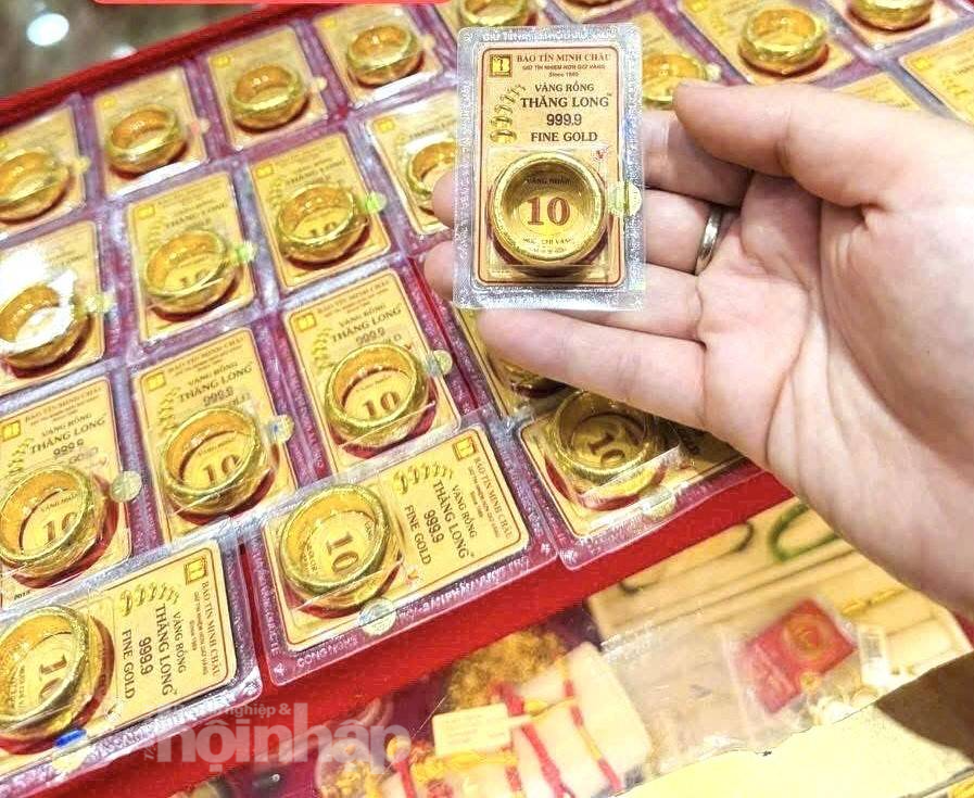 Biến động lớn của giá vàng khiến mặt hàng này khó giao dịch