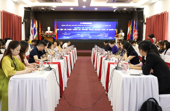 PGS.TS. Lê Trung Thành, Hiệu trưởng trường Đại học Kinh tế - Đại học Quốc gia Hà Nội phát biểu 