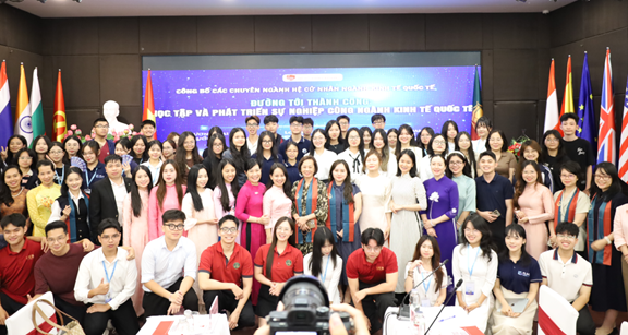 đại biểu, khách mời tham dự Buổi lễ công bố các chuyên ngành đào tạo ngành Kinh tế quốc tế của Trường Đại học Kinh tế, Đại học Quốc gia Hà Nội