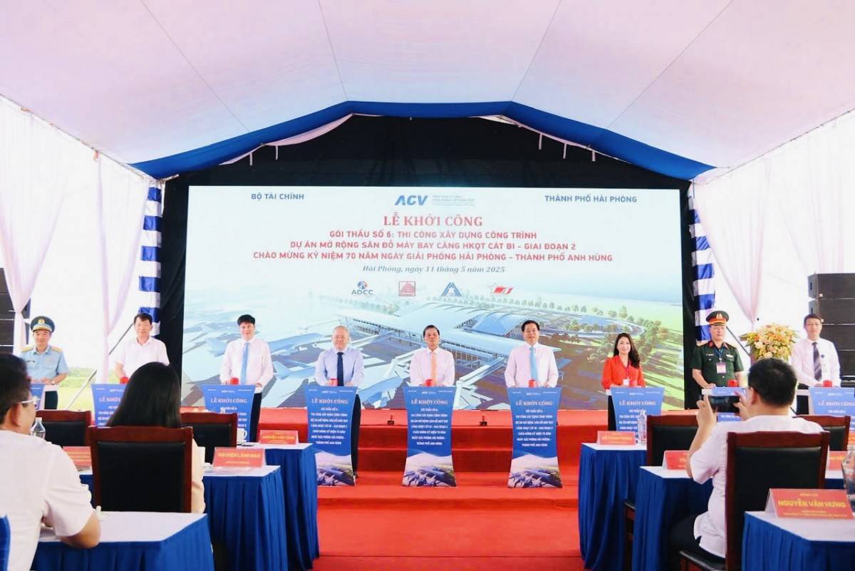 Chủ tịch UBND TP Hải Phòng Nguyễn Văn Tùng cùng các đại biểu nhấn nút khởi công Dự án mở rộng sân đỗ máy bay – Cảng Hàng không quốc tế Cát Bi (giai đoạn 2).