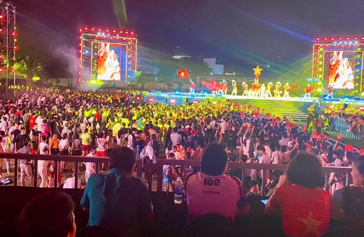 với sự tham gia trình diễn của các ca sĩ, rapper, nhóm nhạc, DJ nổi tiếng 