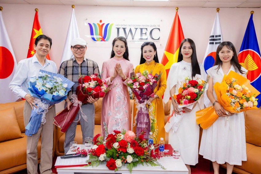 BTC tặng hoa cho các diễn giả tham dự chương trình