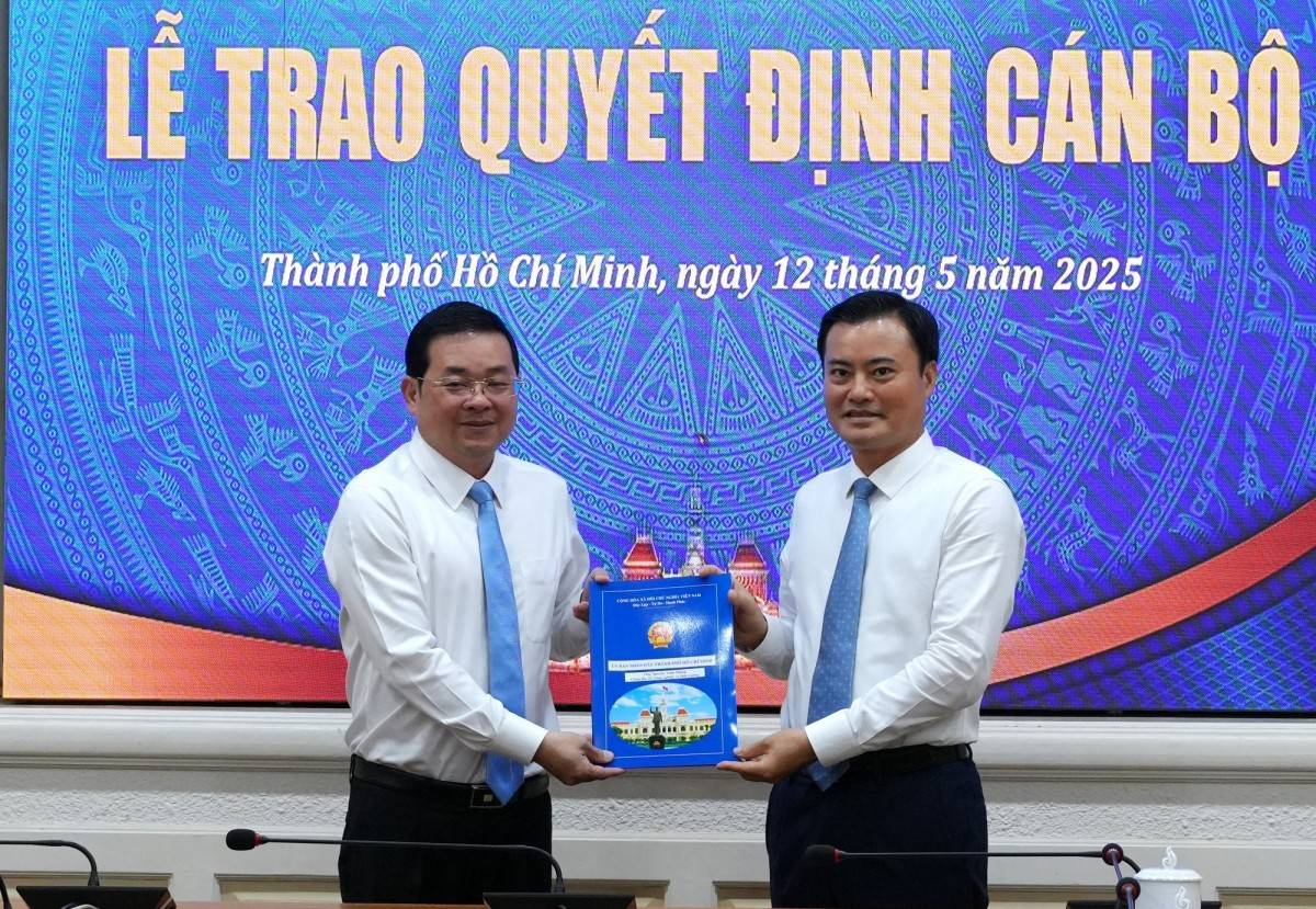Ông Bùi Xuân Cường trao quyết định và tặng hoa chúc mừng cho ông Nguyễn Toàn Thắng, Giám đốc Sở NN&MT