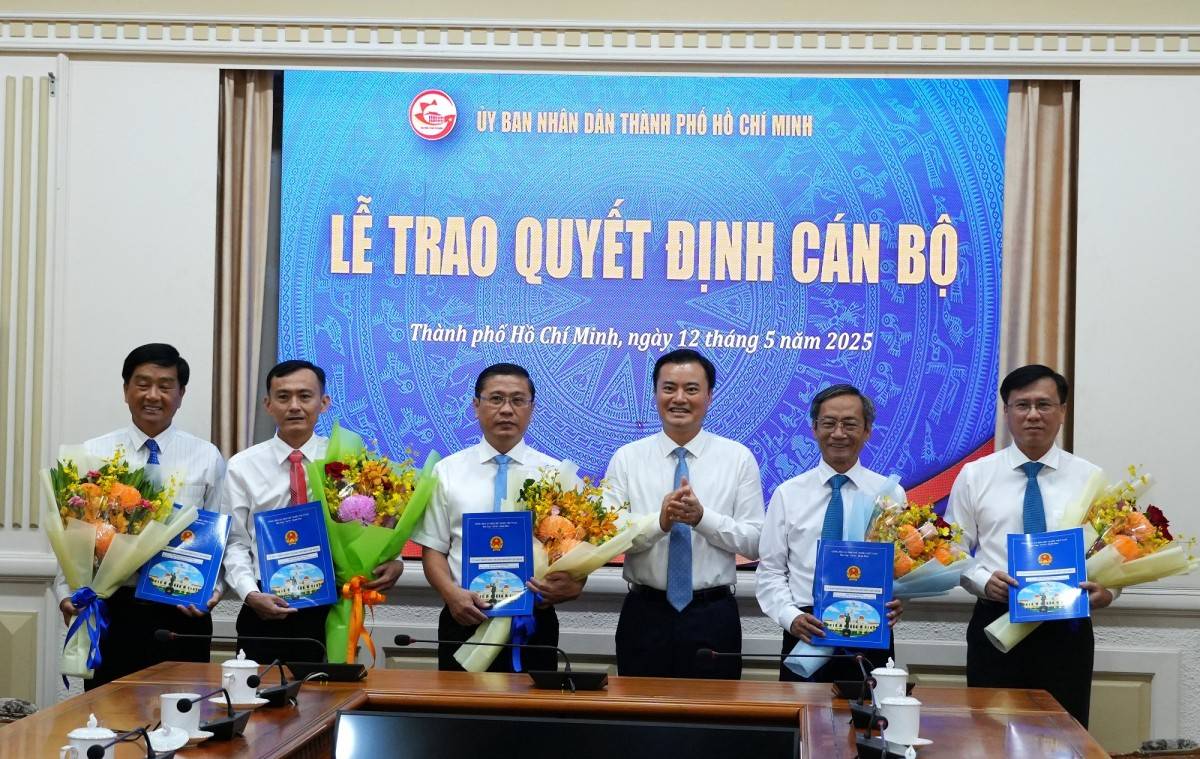 Phó Chủ tịch UBND TP.Hồ Chí Minh Bùi Xuân Cường trao quyết định bổ nhiệm các Phó Giám đốc Sở Nông nghiệp và Môi trường