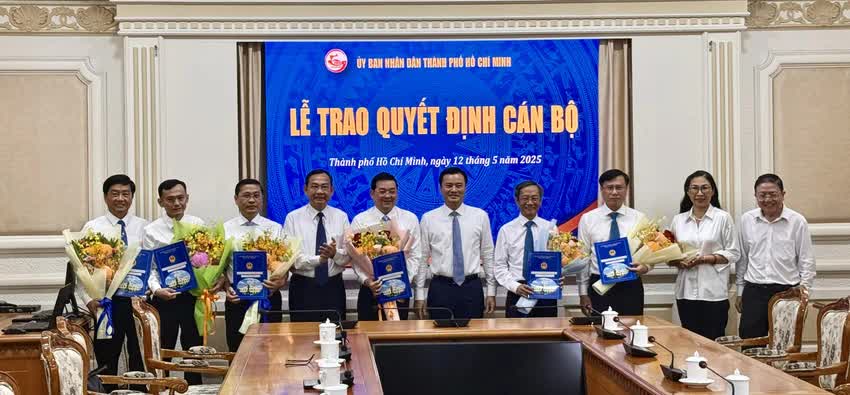 Lãnh đạo TPHCM trao quyết định và hoa chúc mừng các nhân sự chủ chốt Sở Nông nghiệp và Môi trường