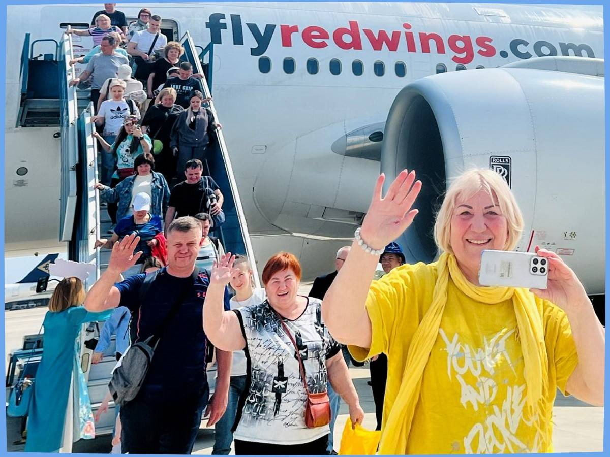 Chuyến bay đầu tiên của Red Wings từ Kazan (Nga) hạ cánh tại Cam Ranh