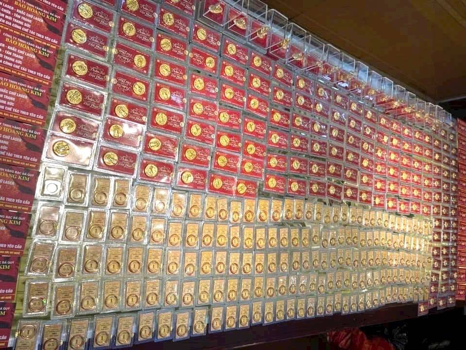 Giá vàng thế giới “rớt” thẳng đứng, trong nước giảm rất mạnh