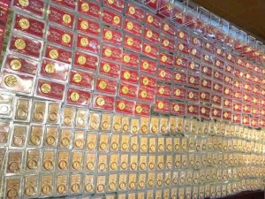 Giá vàng thế giới “rớt” thẳng đứng, giá vàng trong nước giảm rất mạnh