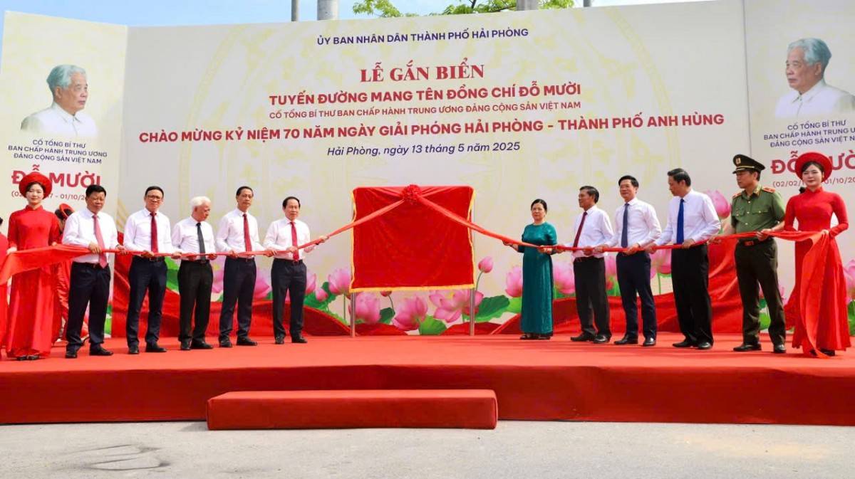 Các đại biểu thực hiện nghi thức gắn biển