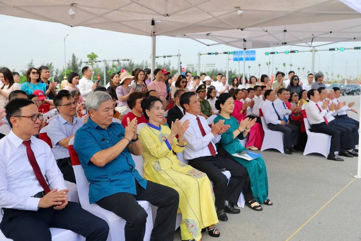 Các đại biểu tham dự buổi lễ