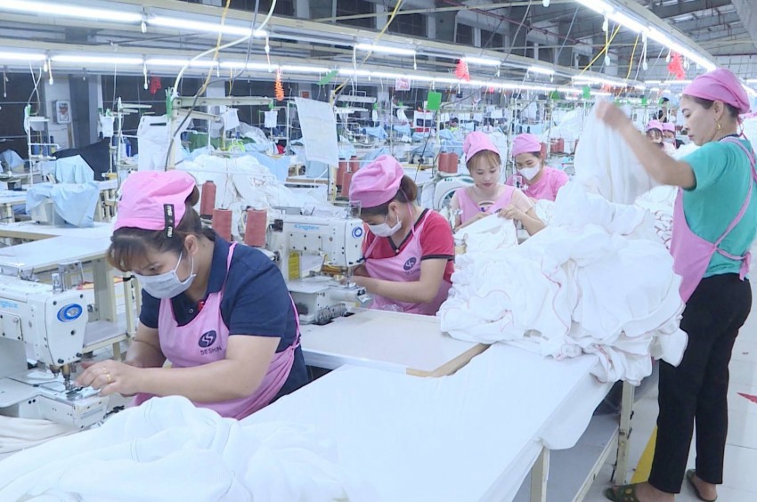 Lao động làm việc tại phân xưởng sản xuất của Công ty TNHH Seshin VN2, Khu công nghiệp Long Bình An Tp. Tuyên Quang Tuyên Quang: Nỗ lực giải quyết việc làm cho người lao động