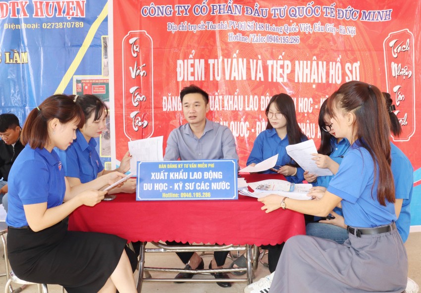 Thanh niên trên địa bàn huyện Yên Sơn tham gia tư vấn, giới thiệu việc làm tại Phiên giao dịch việc làm được tổ chức trên địa bàn huyện. Tuyên Quang: Nỗ lực giải quyết việc làm cho người lao động