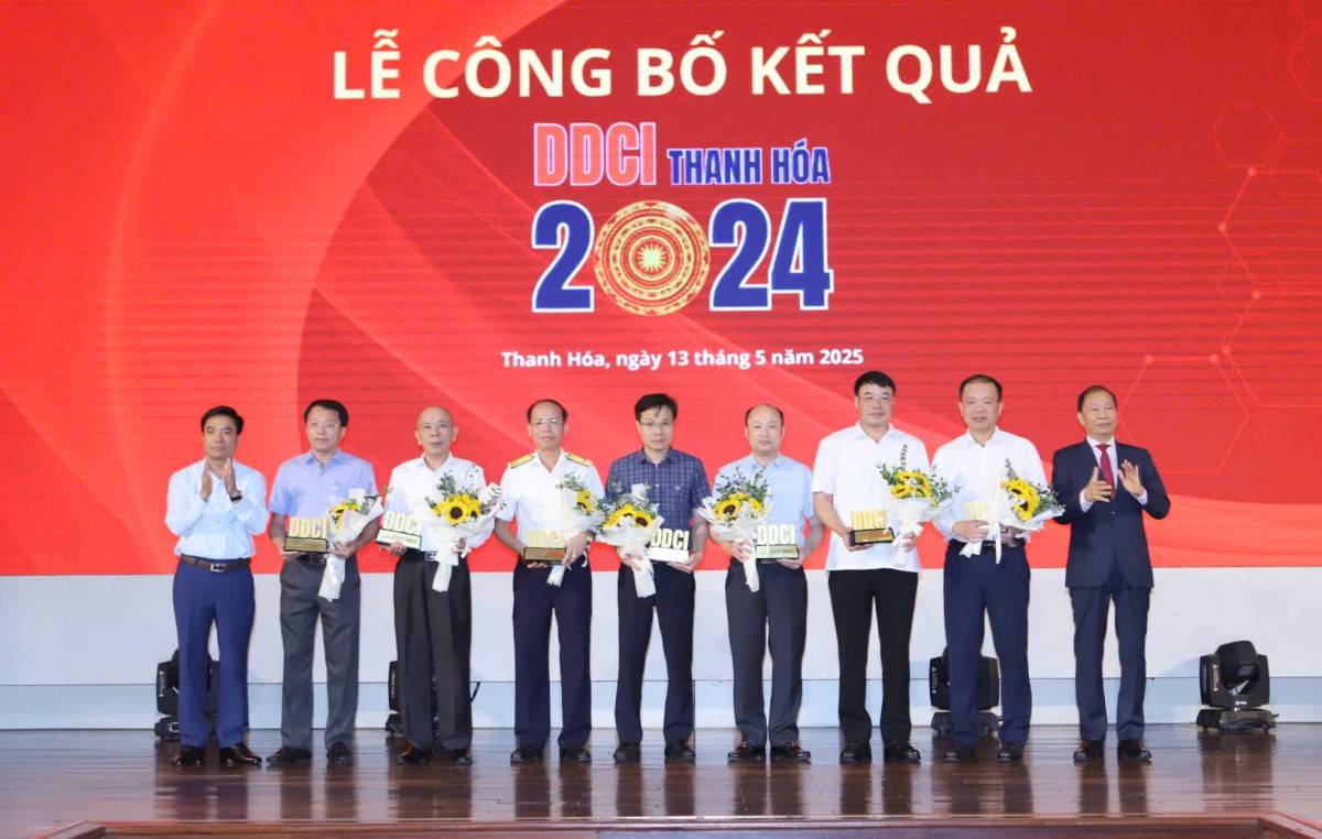 Bí thư Tỉnh ủy Nguyễn Doãn Anh và Phó Chủ tịch VCCI Hoàng Quang Phòng tặng hoa và trao biểu trưng cho các đơn vị tốp đầu khối sở, ngành.