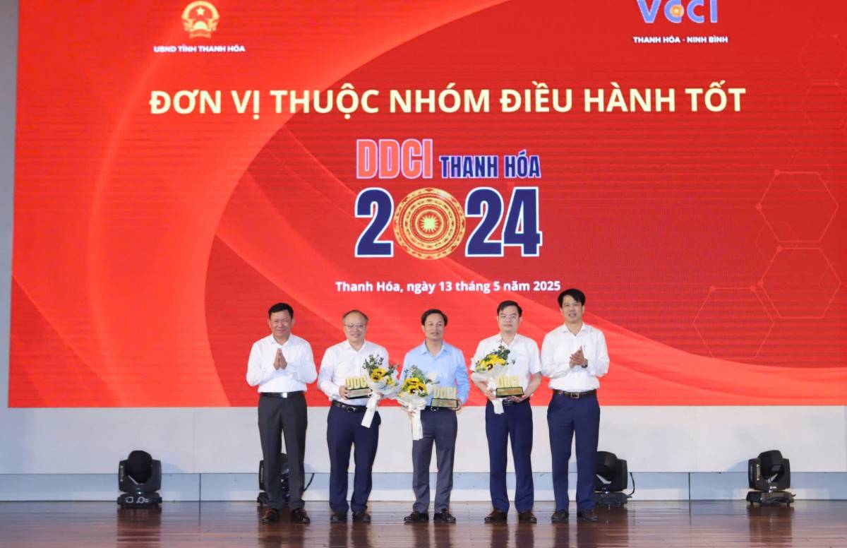 tặng hoa và trao biểu trưng cho các đơn vị tốp đầu khối địa phương.