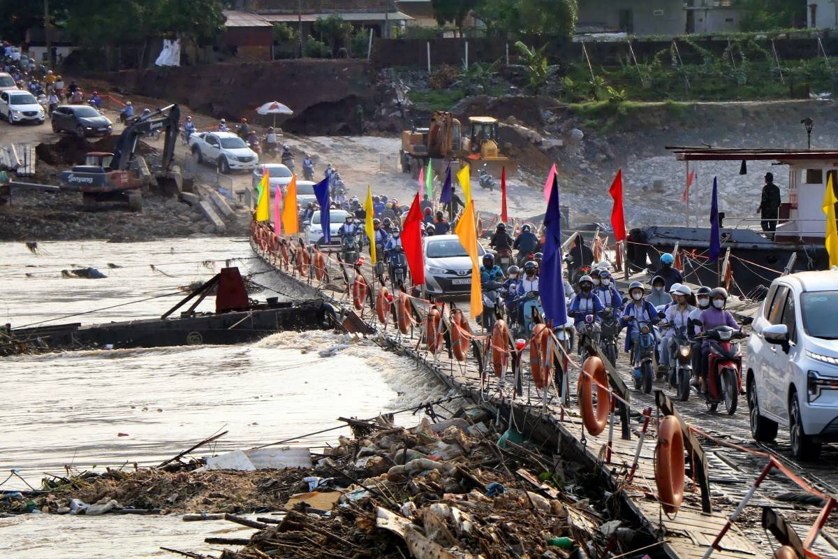 Nước sông Hồng dâng cao, cầu phao Phong Châu đối mặt nhiều thách thức