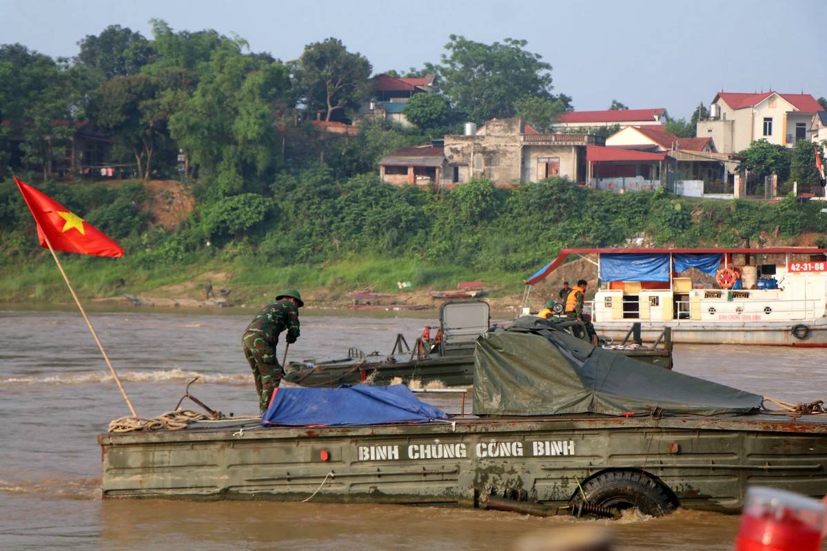 Nước sông Hồng dâng cao, cầu phao Phong Châu đối mặt nhiều thách thức