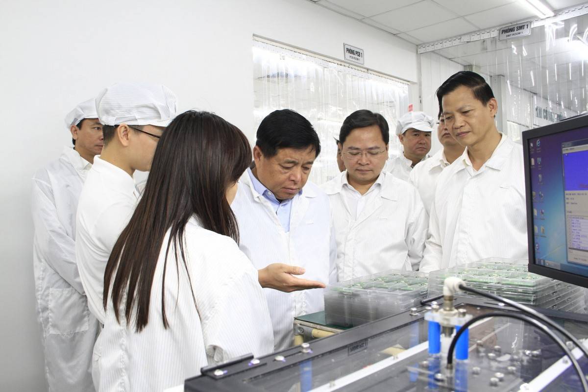 Phó Thủ tướng Chính phủ Nguyễn Chí Dũng cùng các ban, bộ, ngành, cơ quan Trung ương và lãnh đạo tỉnh Bắc Ninh tham quan mô hình sản xuất của Công ty Hanel PT (Ảnh: Vũ Phường)