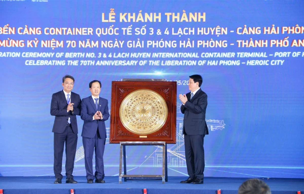 Chủ tịch nước Lương Cường trao quà tặng Cảng Hải Phòng.