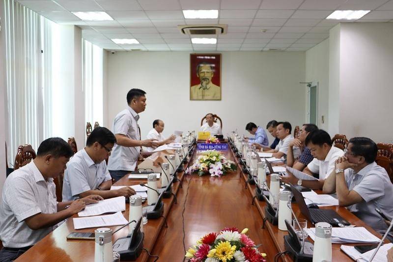 Chủ tịch UBND tỉnh Nguyễn Văn Thọ giao Sở Tài chính chủ trì, phối hợp với Ban Quản lý các Khu công nghiệp tiếp tục rà soát, cập nhật các dự án trao Giấy chứng nhận đăng ký đầu tư, Quyết định chủ trương đầu tư tại Hội nghị.