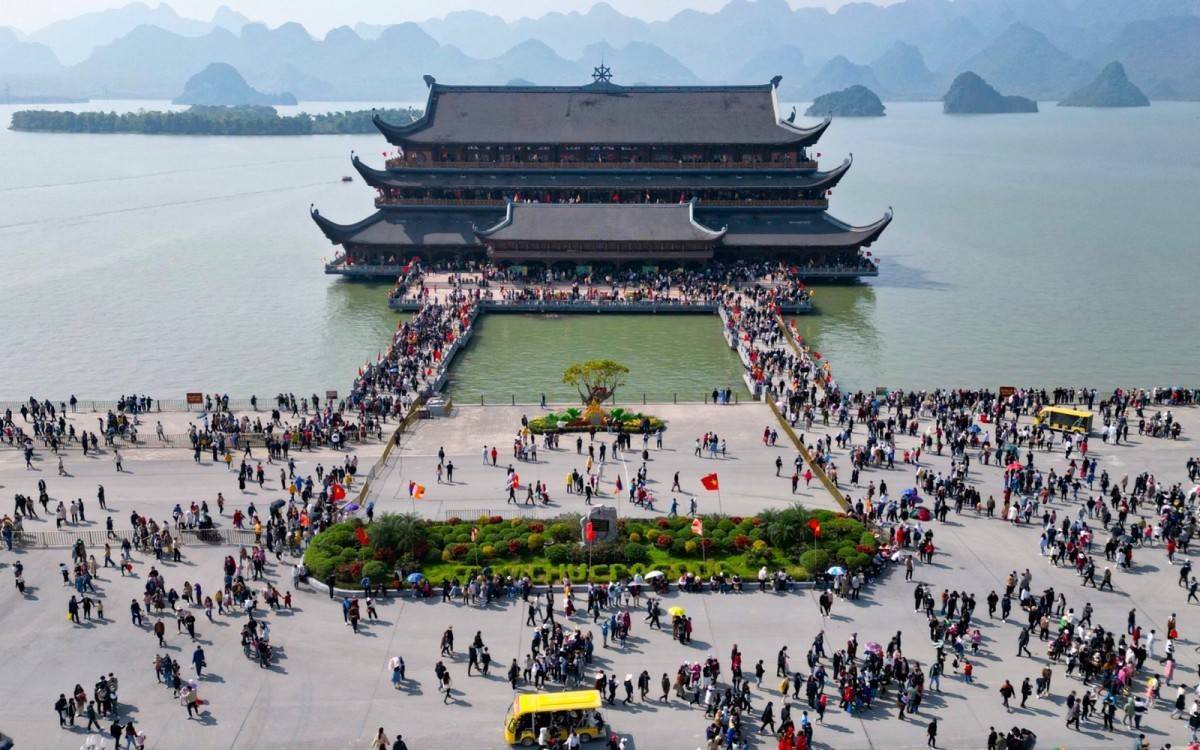 Miễn phí xe điện và thuyền cho du khách chiêm bái xá lợi Đức Phật tại chùa Tam Chúc