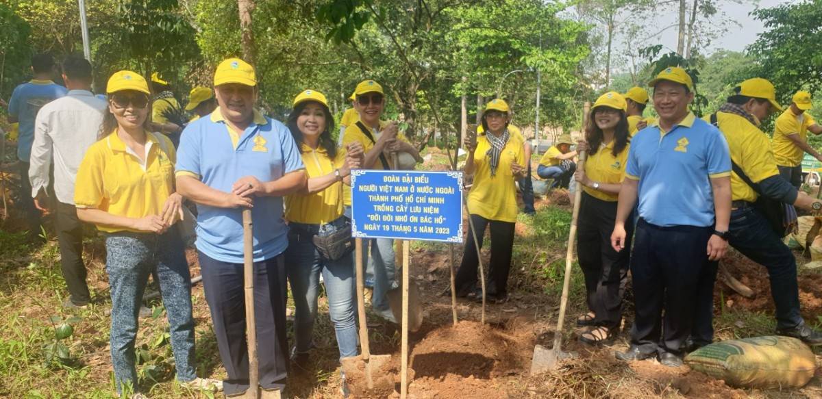 Người Việt Nam ở nước ngoài TP. Hồ Chí Minh trồng cây nhớ ơn Bác