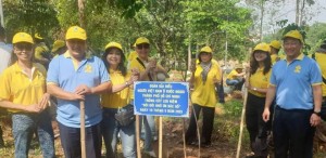 Người Việt Nam ở nước ngoài TP. Hồ Chí Minh trồng cây nhớ ơn Bác