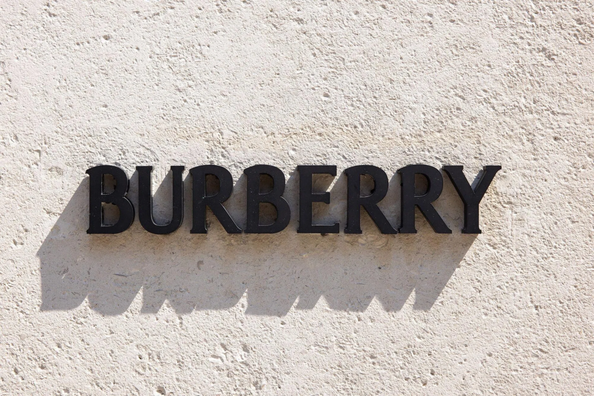 Burberry phải thắt lưng buộc bụng: Khi “di sản” không còn là lá chắn