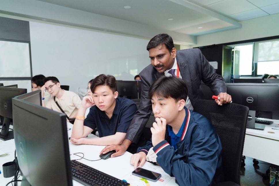 Ngành kỹ thuật phần mềm thu hút nhiều sinh viên theo học vì cơ hội nghề nghiệp và thu nhập hấp dẫn. Ảnh: BUV