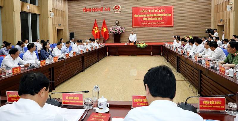 Sáng nay (15/5), Tổng Bí thư Tô Lâm cùng đoàn công tác Trung ương đã có buổi làm việc với Ban Thường vụ Tỉnh ủy Nghệ An về kết quả thực hiện Nghị quyết Đại hội đại biểu toàn quốc lần thứ XIII của Đảng và Nghị quyết Đại hội đại biểu Đảng bộ tỉnh lần thứ XIX và một số nhiệm vụ trọng tâm trong thời gian tới. 