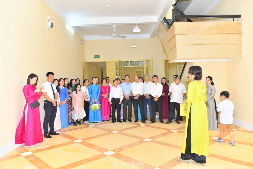 Các đại biểu nghe thuyết minh và giới thiệu về di tích Quốc gia số 48 Hàng Ngang