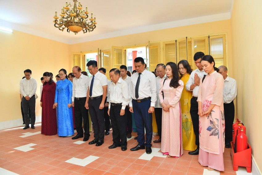 Đảng ủy khối doanh nghiệp quận Thanh Xuân tổ chức dâng hương, dâng hoa tại Lăng Chủ tịch Hồ Chí Minh