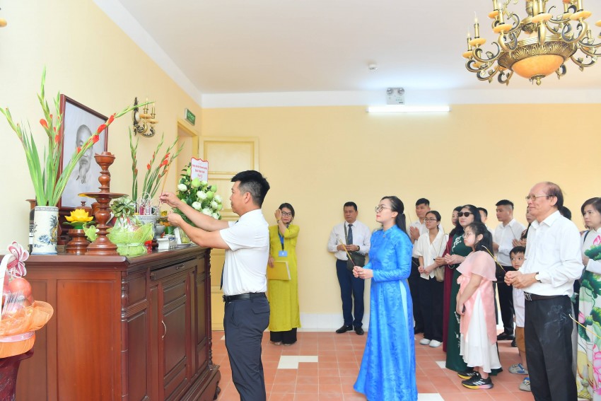 Đảng ủy khối doanh nghiệp quận Thanh Xuân tổ chức dâng hương, dâng hoa tại Lăng Chủ tịch Hồ Chí Minh