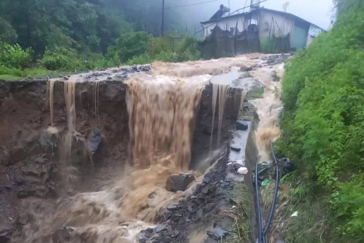 Sapa - Lào Cai: Mưa lớn gây sạt lở đất làm sập nhà dân, một người thiệt mạng
