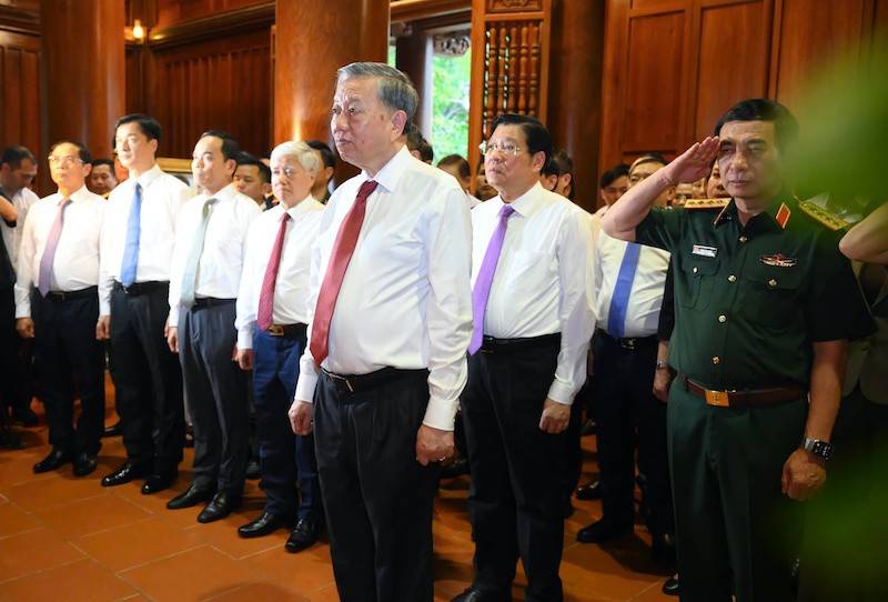 Tổng Bí thư Tô Lâm cùng các đại biểu làm lễ dâng hoa, dâng hương tưởng niệm Chủ tịch Hồ Chí Minh tại Khu di tích Quốc gia đặc biệt Kim Liên (huyện Nam Đàn)