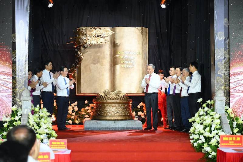 Tổng Bí thư Tô Lâm trao tặng tác phẩm điêu khắc “Việt Nam – Những trang sử vàng” cho lãnh đạo tỉnh Nghệ An