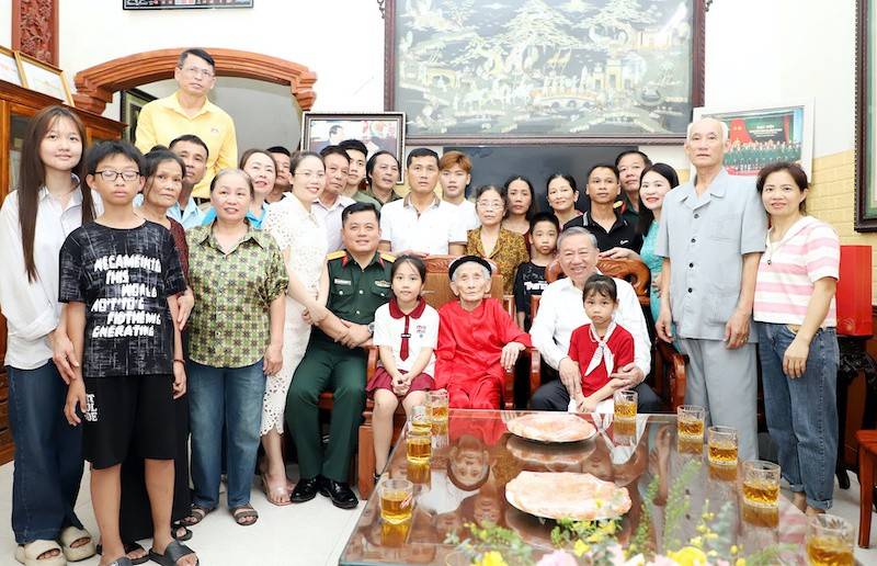 Tổng Bí thư Tô Lâm chụp hình lưu niệm cùng đại gia đình mẹ Việt Nam anh hùng Lê Thị Sáu