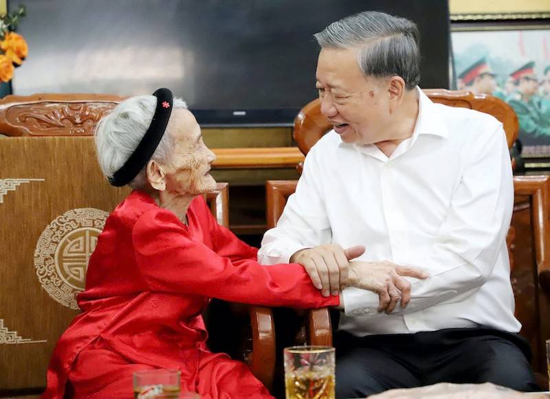 Sau khi kết thúc buổi làm việc với Ban Thường vụ Tỉnh ủy Nghệ An, Tổng Bí thư Tô Lâm cùng đoàn công tác Trung ương đã tới thăm mẹ Việt Nam anh hùng Lê Thị Sáu tại phường Bến Thủy, thành phố Vinh.