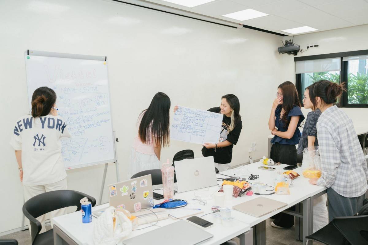 Nhóm sinh viên cùng thảo luận để xây dựng kế hoạch truyền thông. 