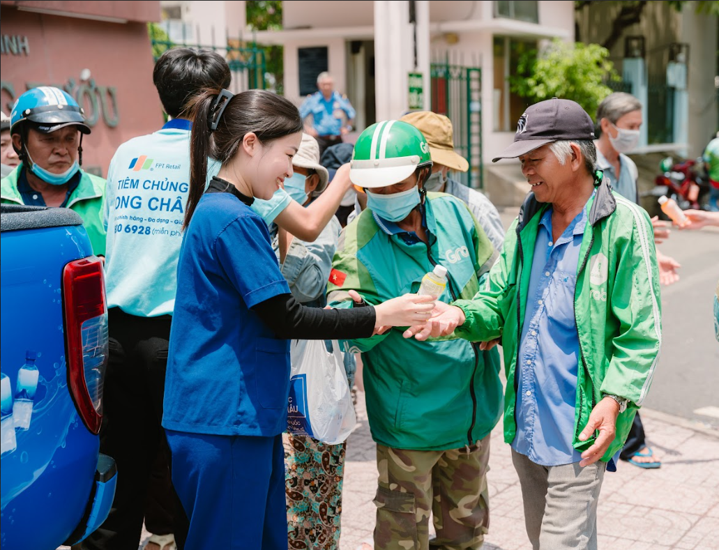 Nước mát trao tay, tình người lan tỏa: Tử tế từ những điều nhỏ nhất