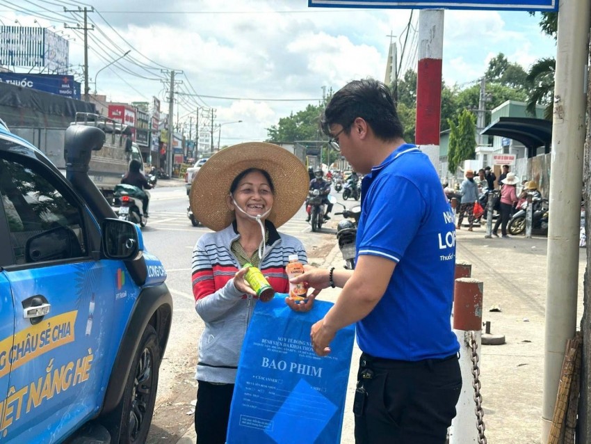 Nước mát trao tay, tình người lan tỏa: Tử tế từ những điều nhỏ nhất
