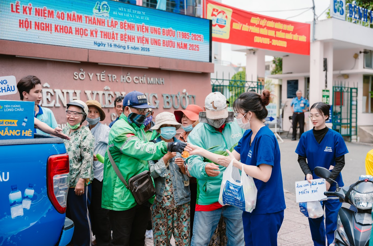 Nước mát trao tay, tình người lan tỏa: Tử tế từ những điều nhỏ nhất
