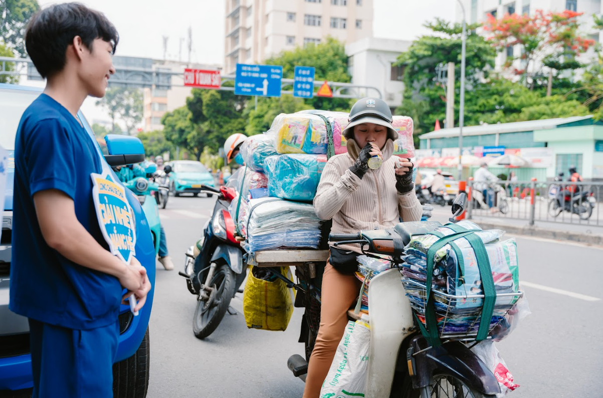 Nước mát trao tay, tình người lan tỏa: Tử tế từ những điều nhỏ nhất