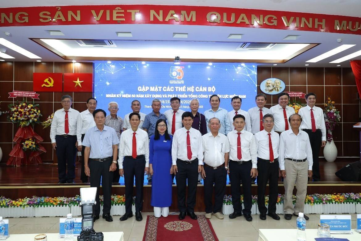Lãnh đạo EVNSPC chụp ảnh lưu niệm với lãnh đạo ngành điện miền Nam qua các thời kỳ