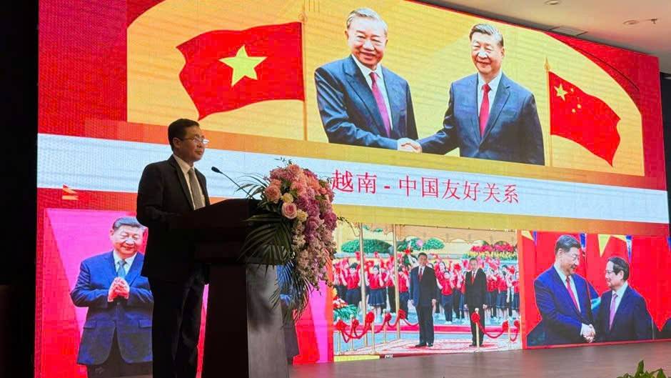 Phó Chủ tịch phụ trách HĐND tỉnh Long An Mai Văn Nhiều phát biểu tại Hội nghị 