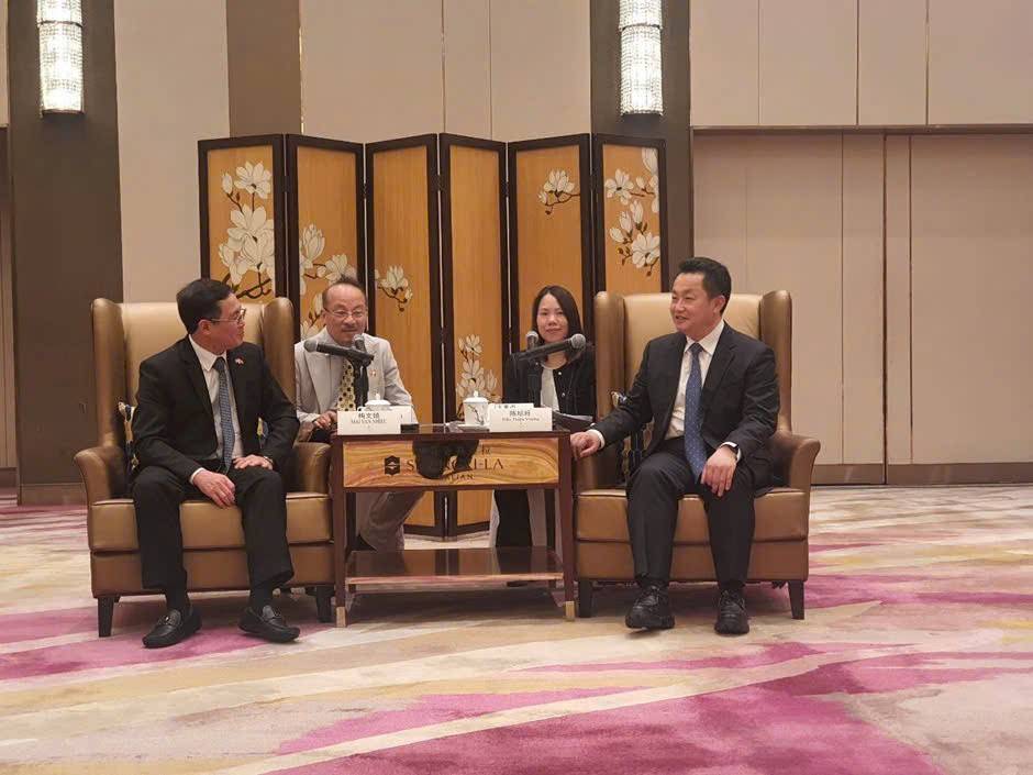 Ông Trần Thiệu Vượng Phó bí thư Thành ủy, Thị trưởng TP Đại Liên tiếp Ông Mai Văn Nhiều Phó chủ tịch phụ trách HĐND tỉnh Long An.